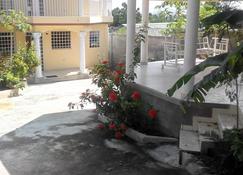 Souvenir House: 24h elect, AC, Wifi, Tv cable, Security agents - Port Au Prince - Outdoors view