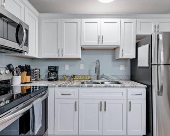 2 br-Cental Location, WiFi, Washer/dryer in unit, Dogs OK! - Norfolk - Cocina