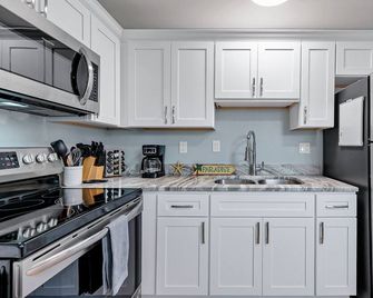 2 br-Cental Location, WiFi, Washer/dryer in unit, Dogs OK! - Norfolk - Cocina