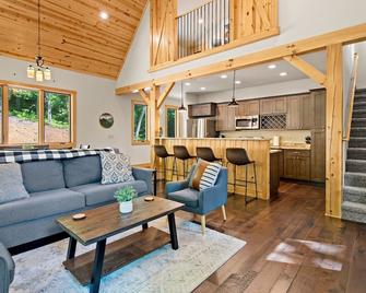 Hiking, waterfalls & the Blue Ridge Parkway all nearby! - Spruce Pine - Living room
