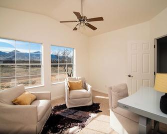 Casual desert getaway miles from Sierra Vista, Bisbee, and Tombstone - Hereford - Living room