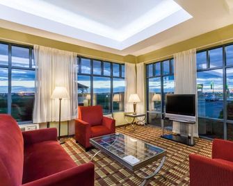 Days Inn by Wyndham Windsor Locks / Bradley Intl Airport - Windsor Locks - Sala de estar