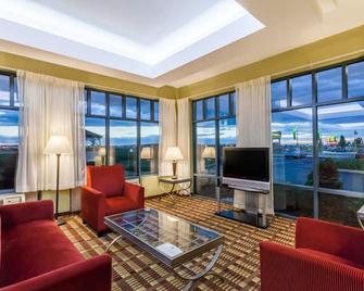 دايز إن باي ويندام ويندزور لوكس / برادلي إنترناشونال أيربورت - ويندسور لوكس - غرفة معيشة