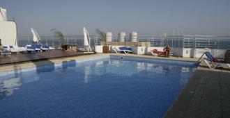 Mackenzie Beach Hotel & Apartments - Larnaka - Piscina