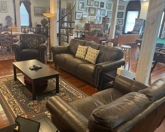 Marc's Museum at Lak · Marc's Museum at Lake Barkley - Kuttawa - Wohnzimmer