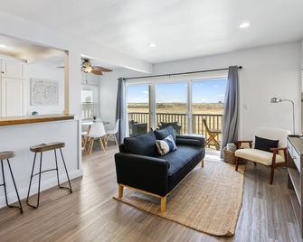 Beachfront home with boogie boards and enclosed back yard - Seal Beach - Living room