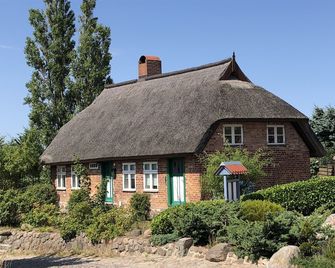 Comfortable farmer's card with lake view, 5 minutes drive to the beach, large garden - Glowe - Building