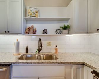 McGaheysville Vacation Rental Yard and Fire Pit! - McGaheysville - Kitchen