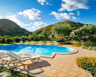 Villa Garden - טרופאה - בריכה