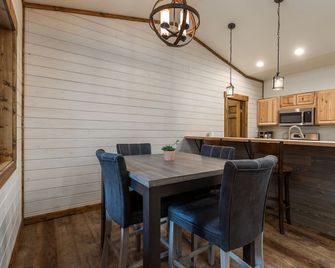 Cabin on 8 acres! - Columbia Falls - Dining room