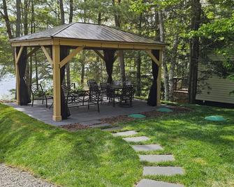 Cozy 2 Bedroom Muskoka Lakefront Cottage. Western Sunset,hot Tub,ev Charger,wifi - Mactier - Patio