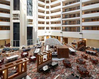 Embassy Suites by Hilton Charleston Airport Hotel & Convention Center - נורת' צ'רלסטון - לובי