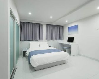 Aank Air Hotel Jinjuseong - Jinju - Bedroom