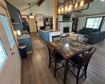 Charming 3-bedroom farmhouse with WiFi and AC in Benton - Horses Welcome! - Benton - Essbereich