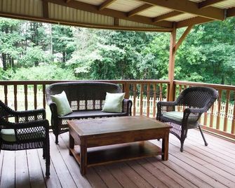 Pet-Friendly 3br Near Short Pump + Big Fenced Yard - Glen Allen - Balcony