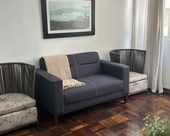 Apartment in front of the beach and the Santos aquarium. Pets allowed - Santos - Wohnzimmer