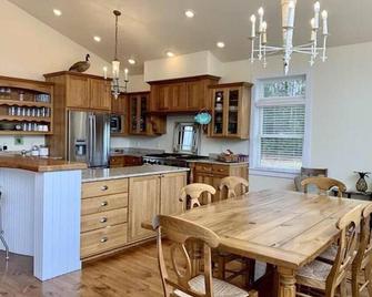 Sunny Shag Lake Retreat and Snowmobiling Lodge - Gwinn - Kitchen