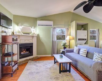 Cherokee Ridge 5 - Charming Pet Friendly Cottage in the Woods - Sautee Nacoochee - Living room
