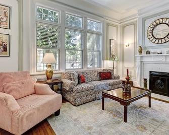 Cute 1 Bed in Starland Heated Pool Access By Southern Belle Savannah - Savannah - Living room