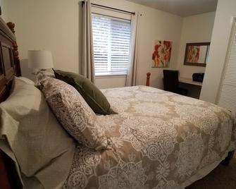 Eagle ~ Great Sky Neighborhood ~ 4-Bdrms ~ Near Pool & Shopping ~ All Amenities - Eagle - Bedroom