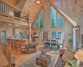 Spacious Lake Santeetlah Cottage w/ Lake Views! - Robbinsville - Huiskamer