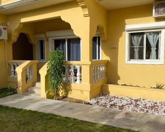 Lovely 2 Bedroom Apartment in Quiet Neighborhood! - Philipsburg - Bâtiment