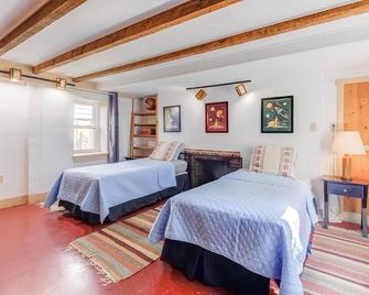 Historic Streamside Cottage in Village of Warm Springs - Warm Springs - Bedroom