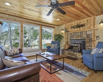 Trout Haven - Ntl. Forest Access & World Class Fishing! - Lake George - Living room
