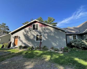 Dreamy Lake House on Beaver Dam - Cumberland - Building