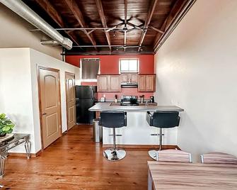 Sleepover 2bd 1ba Condos Downtown Springfield - Springfield - Kitchen