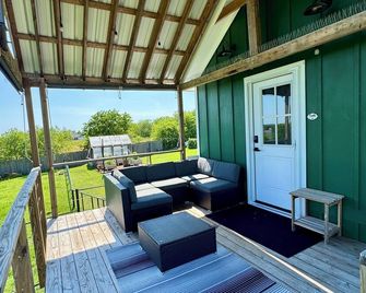 1-bedroom cabin with WiFi, King Bed, & AC on a Scottish Highland Farm - China Spring - Balcony