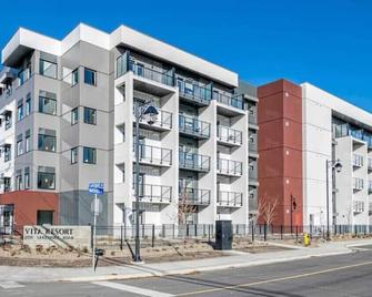 Top Floor on Okanagan Lake with AC & Heated Pool - Vernon - Building