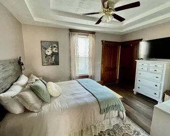 Cozy family friendly farmhouse, minutes from Brookville lake. - Brookville - Habitación