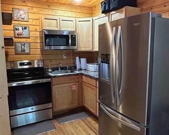 Charlie Long Cabin - Active Heroes - Shepherdsville - Kitchen