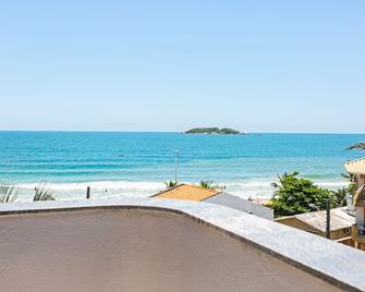 Prédio com apartamentos completos, com piscina e a passos da praia - Agua Marinha - Florianopolis - Beach