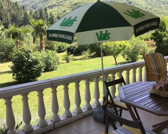 THUEYTS house located in a large plot with oleanders and palm trees - Thueyts - Balcon