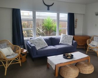5 minutes to the beach! Comfortable Bach, next to the beach access walkway. - Levin - Huiskamer