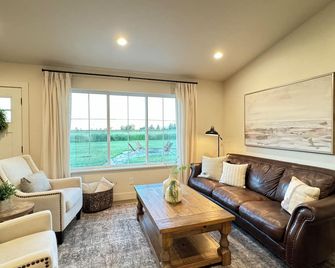 New & Luxurious! Fairview Retreat @ The Big Black Barn. Mins To Gnp & Wfish. Ac. - Columbia Falls - Living room