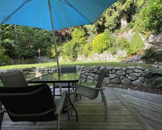 Cozy Home with Ocean and Mountain views. Family sized wth game room and deck - Gibsons - Binnenhof