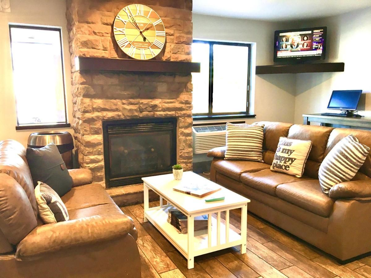 Days Inn & Suites by Wyndham Traverse City thumbnail 2