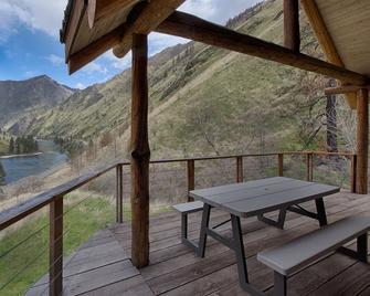 Hand Crafted Log Cabin On The Salmon River With Private Sand Beach - Riggins - Balcón