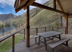 Hand Crafted Log Cabin On The Salmon River With Private Sand Beach - Riggins - Balkon