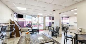 Econo Lodge Inn & Suites Near Bricktown - Oklahoma City - Restaurante