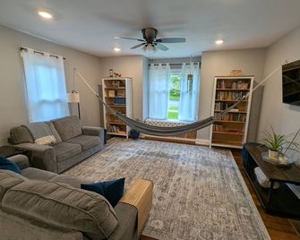 Walk to Allegheny College! Also 2.4 miles from the Harper Event Center. - Meadville - Huiskamer