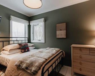 Stonebridge Hideaway - Enchanting 3 Bedroom Cabin - Callicoon - Bedroom