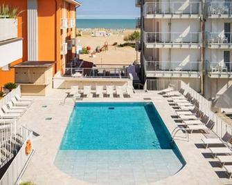 Hotel Garni' Serena - קאורלה - בריכה