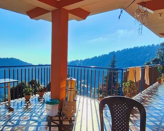 The Unmad - Dharamkot - Kāngra - Balcón