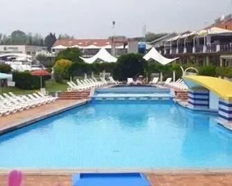 Hotel Marina Uno - Ліньяно-Сабб'ядоро - Басейн