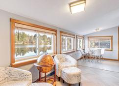 Lakefront Salem Retreat - Fish, Swim, Kayak and More - Salem - Living room