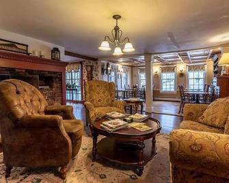 King & Queen Suite in Historic Inn Circa 1780 - Chester - Living room